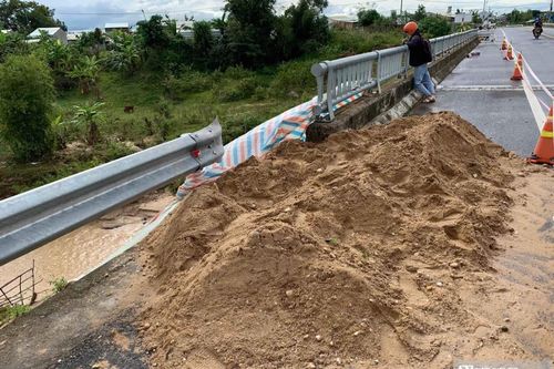 Kon Tum: Cầu trên đường nghìn tỷ chưa nghiệm thu đã nứt toác