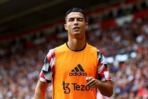 Ronaldo không vui khi bị Man United cắt giảm 25% thu nhập