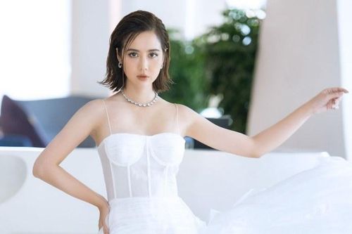 Phan Minh Huyền mong manh tựa 'nữ thần' khi diện váy trắng