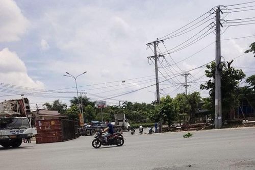 Bình Dương: Thùng container chứa hàng chục tấn hàng rơi ra khỏi rơ moóc khi vào cua