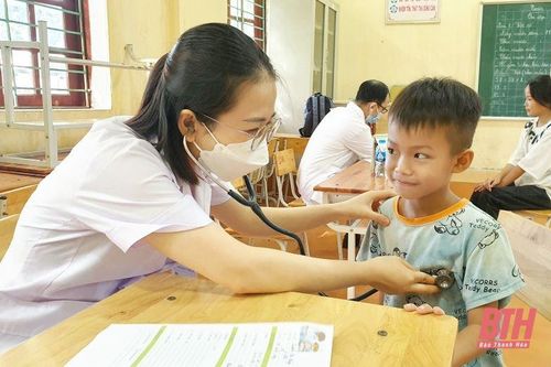 Khám sức khỏe cho 2.387 học sinh trên địa bàn huyện Vĩnh Lộc