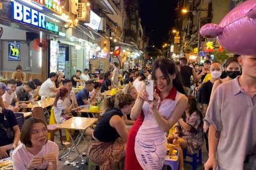 Phố cổ Hà Nội 'ngộp thở' trước dịp Tết Trung thu