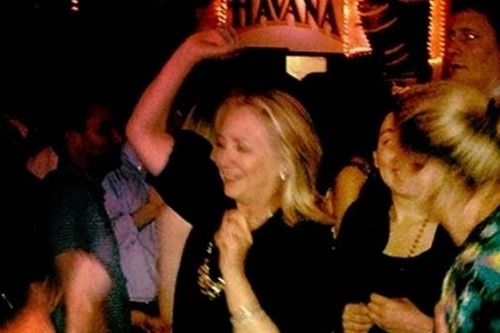 Ủng hộ Thủ tướng Phần Lan, bà Hillary Clinton đăng ảnh 'xả stress' ở hộp đêm