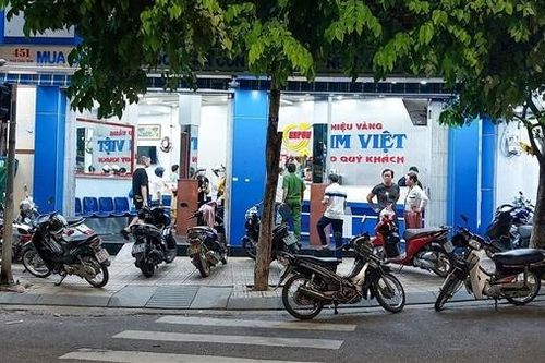 'Ngáo đá' dùng búa lao vào đập tủ tiệm vàng