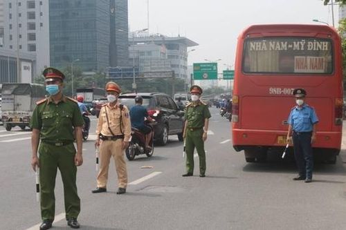 Xe 'rùa bò' chèo kéo khách: chặn đằng này, 'bò' đằng kia!
