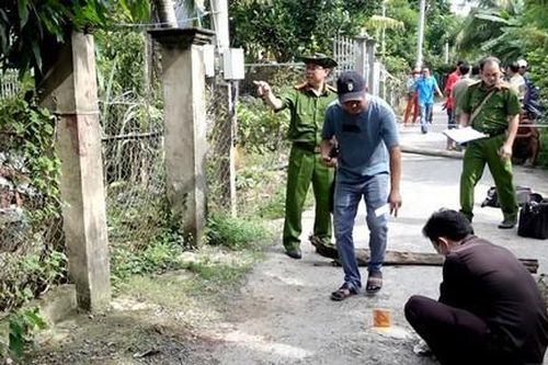 Bị la rầy vì nhậu nhẹt, thanh niên dùng dao đâm cha dượng tử vong