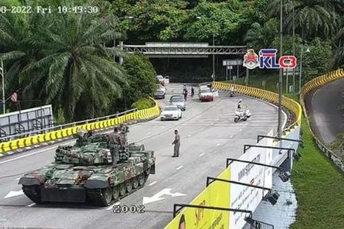 Quân đội Malaysia xin lỗi vì xe tăng chết máy gây kẹt đường