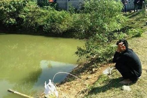 Về nhà ông ngoại chơi, cháu bé 3 tuổi ngã xuống ao tử vong