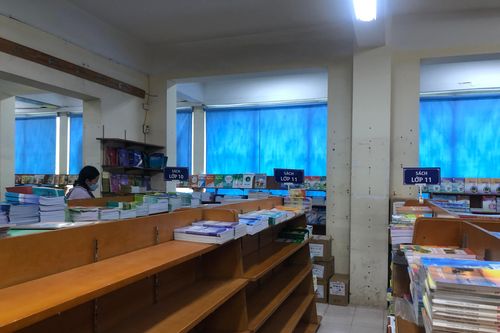 Sát ngày khai giảng phụ huynh vẫn lùng mua sách giáo khoa cho con