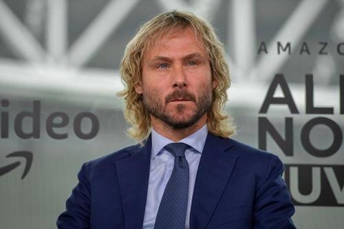 Nedved ôm ấp 3 người phụ nữ lạ mặt