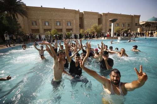 Người biểu tình tận hưởng sự xa xỉ trong cung điện chính phủ Iraq