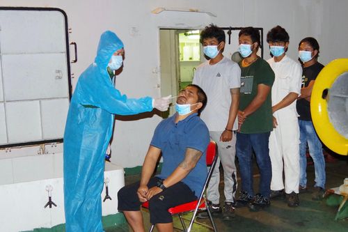Tiếp nhận 8 thuyền viên nước ngoài gặp nạn trên biển