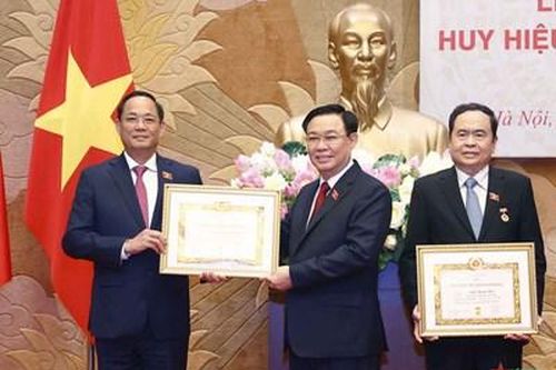 Chủ tịch Quốc hội dự Lễ trao Huy hiệu 40 năm tuổi Đảng tặng 2 đồng chí Phó chủ tịch Quốc hội