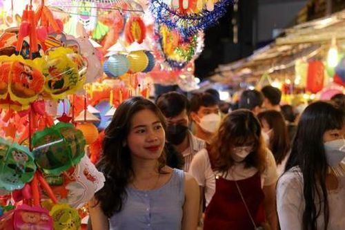 Bạn trẻ Sài Gòn xúng xính 'sống ảo' dịp Trung Thu
