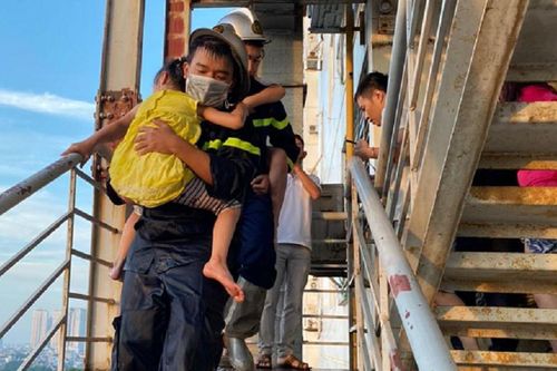 Hà Nội: Toàn cảnh giải cứu 4 người khỏi đám cháy tại chung cư