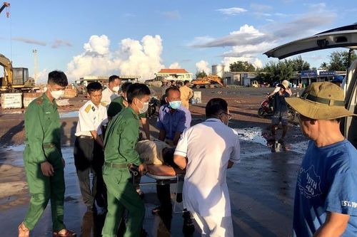 Đồn Biên phòng cửa khẩu cảng Phú Quý: Tiếp nhận ngư dân bị nạn trên biển