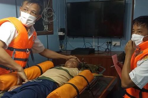 Tàu Hải quân 416 cấp cứu ngư dân Quảng Ngãi bị nạn trên biển