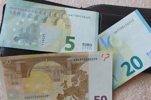 Phần Lan tịch thu tiền mặt của người Nga về nước