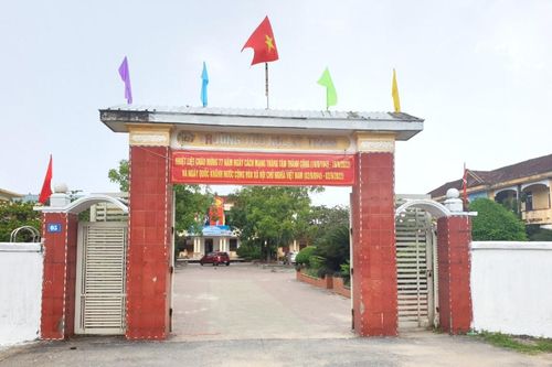 Hiệu trưởng trần tình vụ học sinh lớp 1 phải đóng tiền bàn ghế