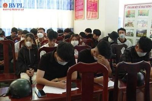 Cảnh sát vây bắt nhóm đua xe trái phép, bốc đầu biểu diễn