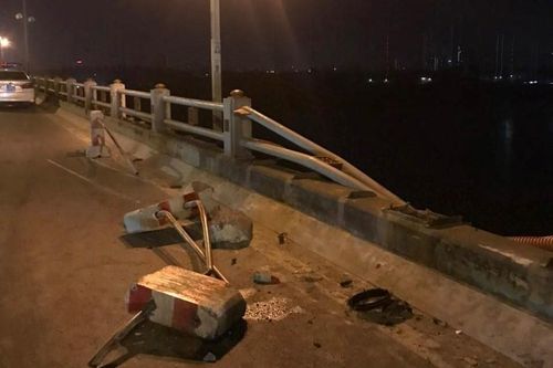 Hà Nội: Xe container lao xuống sông Hồng, tài xế thoát nạn