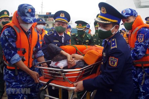 Tàu Hải quân 416 đưa ngư dân bị bệnh vào đảo Phú Quý điều trị