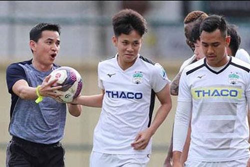 Thái Lan lâm vào cảnh nợ nần, HLV Kiatisak dại gì rời HAGL