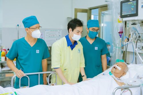 Danh ca Ngọc Sơn thăm nhạc sĩ Vinh Sử, hình ảnh trên giường bệnh khiến khán giả xót xa