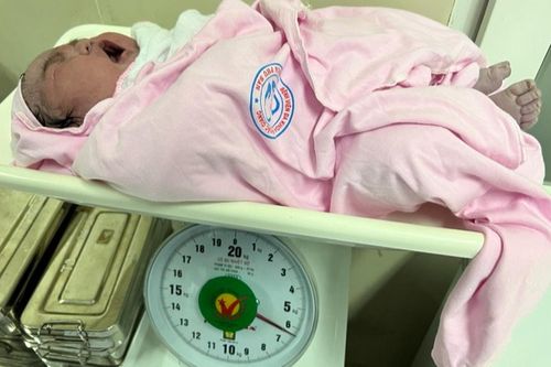 Chuyện hiếm: Bé gái sơ sinh chào đời nặng 6,2kg
