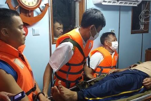 Tàu hải quân 416 cấp cứu ngư dân bị nạn trên quần đảo Trường Sa
