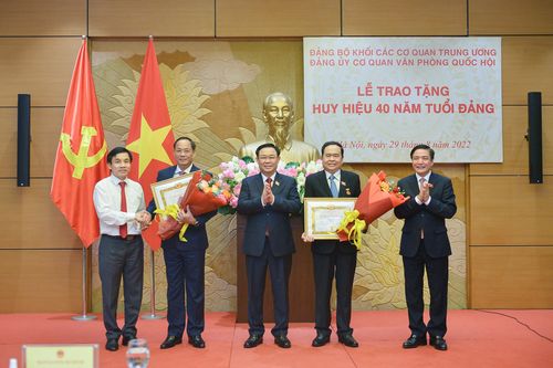 Hai Phó Chủ tịch Quốc hội nhận Huy hiệu 40 năm tuổi Đảng