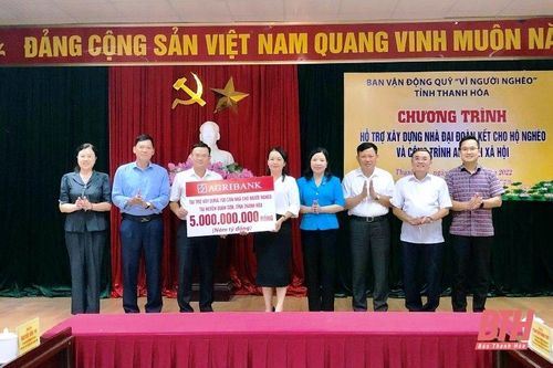 Tiếp nhận hỗ trợ xây dựng nhà đại đoàn kết cho hộ nghèo và công trình an sinh xã hội