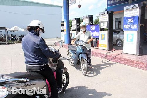 Một số cửa hàng xăng dầu ở Đồng Nai treo bảng… 'chờ nhập xăng'