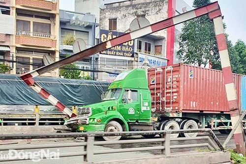 Xe đầu kéo tông gãy barrier hầm chui ngã tư Vũng Tàu