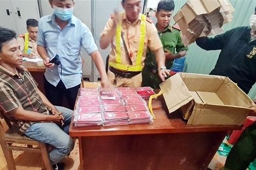 Điều tra mở rộng đường dây vận chuyển hơn 2.000 điện thoại Iphone nhập lậu