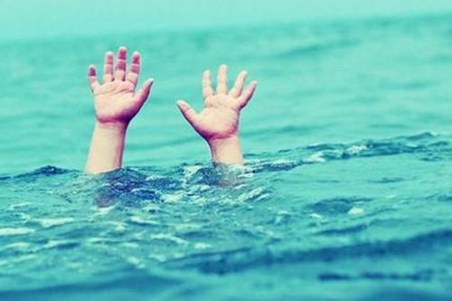Rơi xuống hồ nước, bé trai 3 tuổi chết đuối thương tâm