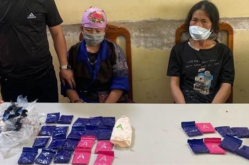 Ôm ma túy giao hàng giữa trưa