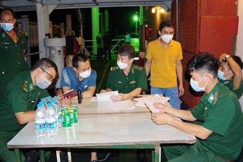 Tiếp nhận 8 thuyền viên nước ngoài bị nạn trên biển