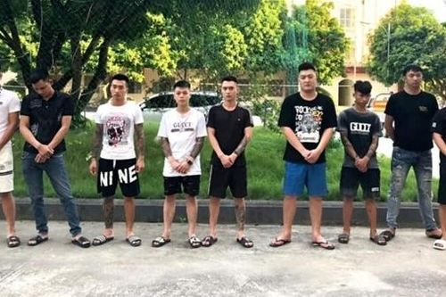 Hàng chục nam nữ tụ tập bay lắc, ém sẵn 4 dao nhọn