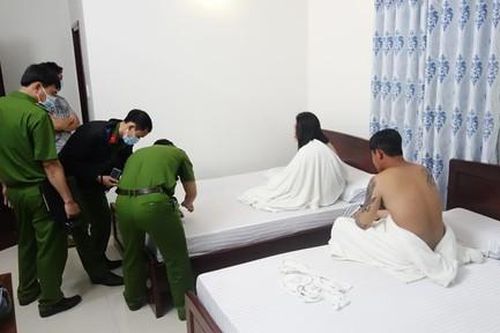Bắt quả tang 8 cặp nam nữ có hành vi mua bán dâm, tạm giữ 5 'tú ông'