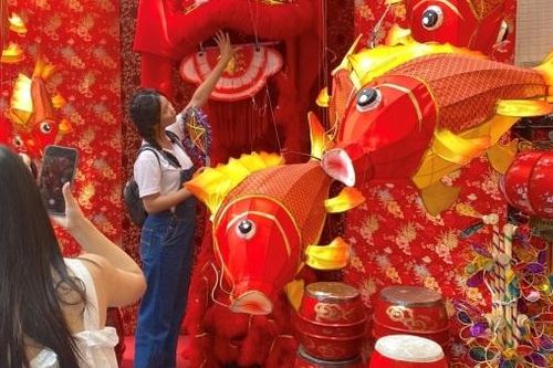 Đường phố Hà Nội rực rỡ sắc màu Trung thu, khách mạnh tay chi tiền 'sống ảo'