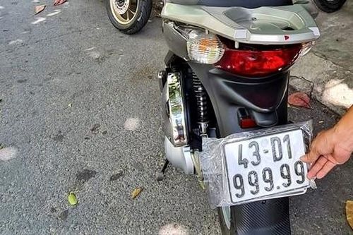 Xe máy được trả giá 1,2 tỷ đồng sau khi 'rinh' biển ngũ quý 9