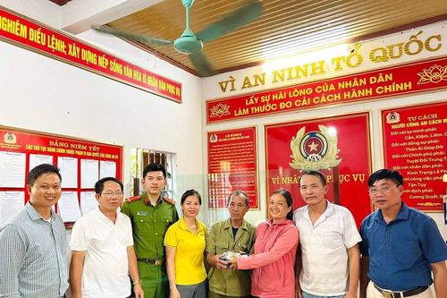 Hai vợ chồng trả lại 200 triệu đồng cho người đánh rơi