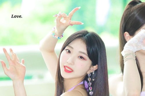 Nữ ca sĩ ngã quỵ khi đang biểu diễn