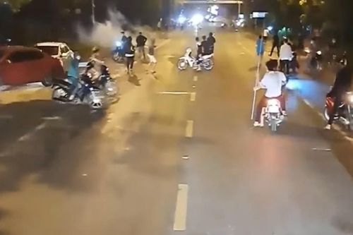Nhóm thanh niên hỗn chiến ở Hà Nội