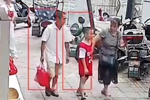 Tên lửa gieo mưa suýt rơi vào người đi bộ ở Trung Quốc