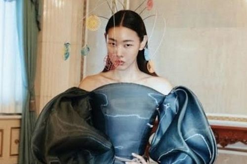 Người mẫu bị chỉ trích vì chụp ảnh trong Nhà Xanh