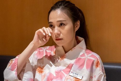 Nữ diễn viên phục vụ nhà hàng Nhật Bản để kiếm sống