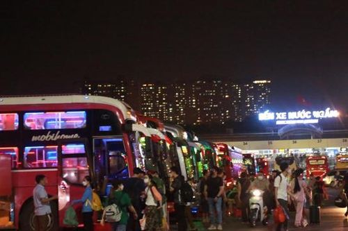 Hà Nội: Hàng nghìn người dân thấp thỏm chờ xe đêm về quê