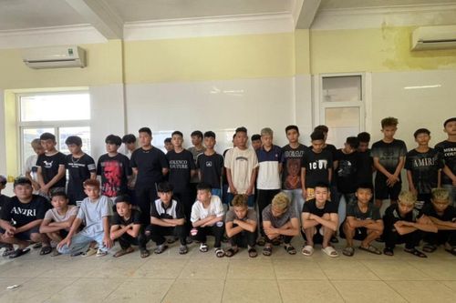 Hà Nội: Công an triệu tập nhóm thanh, thiếu niên 'dàn trận' dùng hung khí xử nhau trong đêm